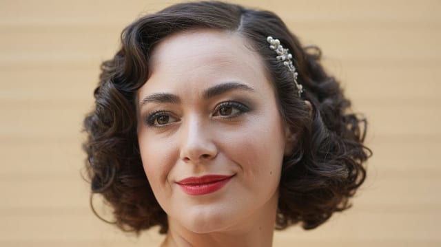 Cheveux ondulés avec barrettes